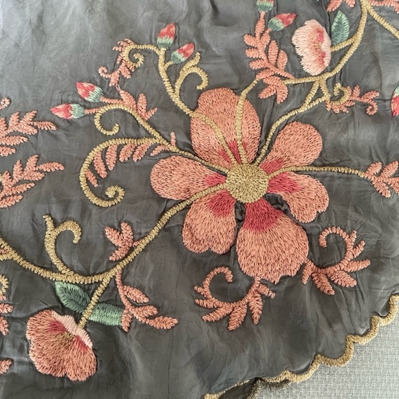 Johnny Was Floral Embroidered Gray Rayon Tie Neck Blouse Size Small - Picture 8 of 9